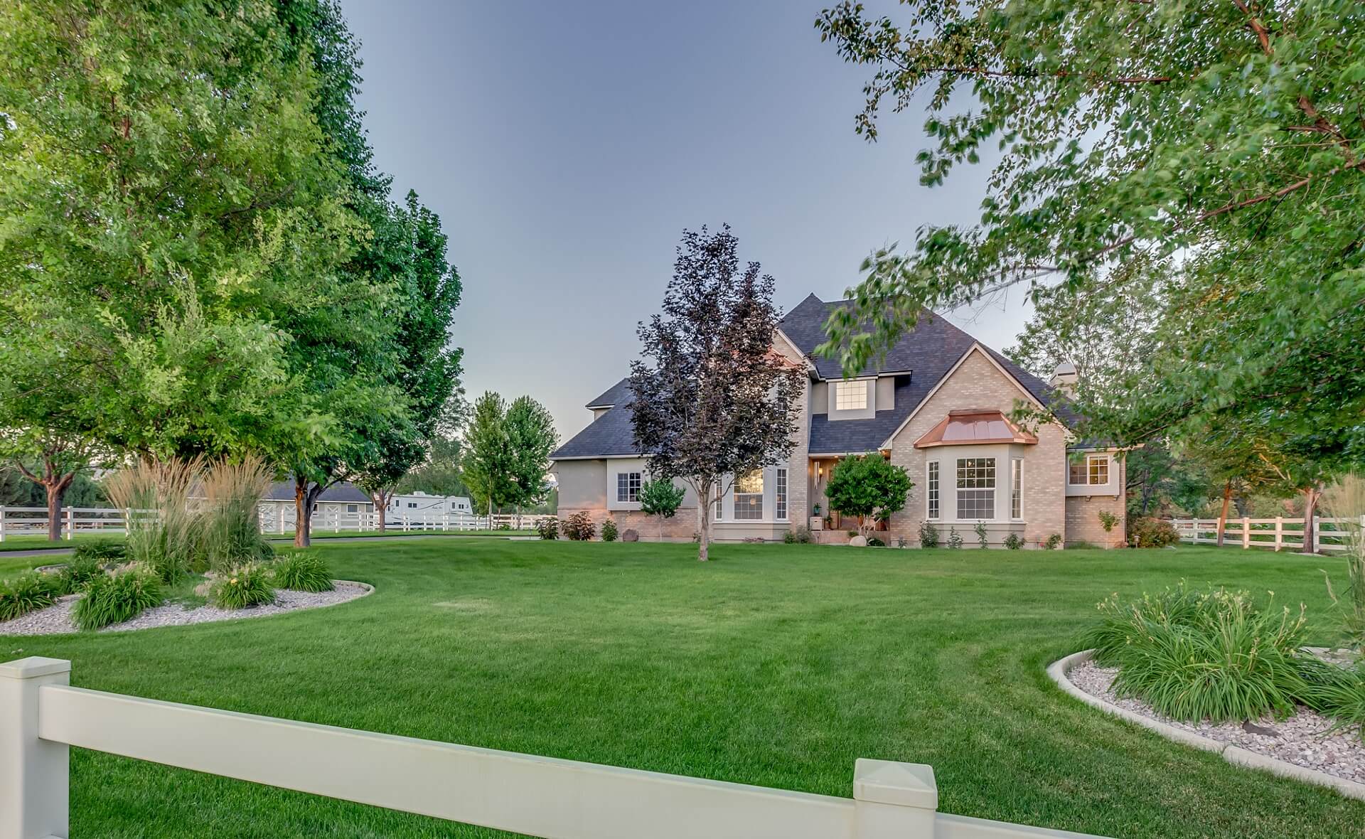 Saddleman Estate in Idaho front yard and white picket fence